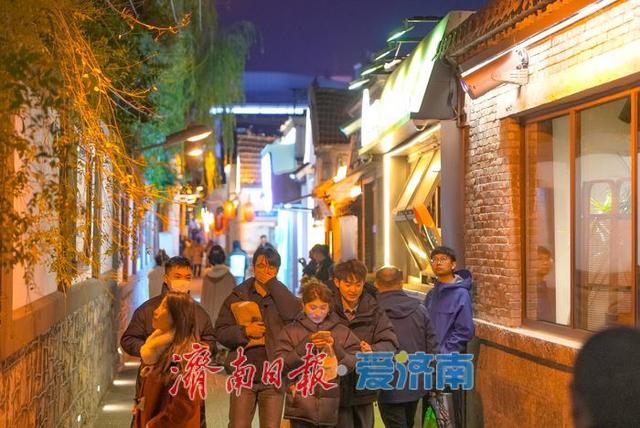 老城冬夜光影醉游人