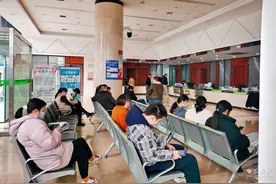 周末不打烊中午继续办 武汉军山街便民服务中心高效服务中考学子图片