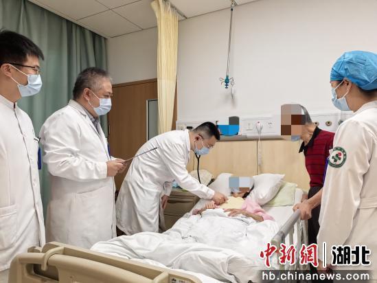 以“钉子精神”钻探病因 患者八旬家属手写长诗赠医生