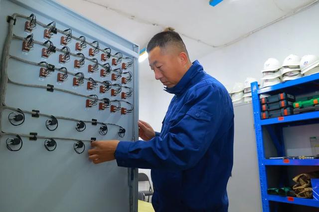 火箭点火起飞后，他们第一时间赶往塔架……