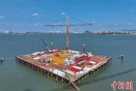 中国内地水上最高输电铁塔高效施工 预计5月全线竣工图片