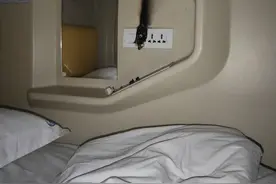 旅客称住长沙机场内酒店遇烟雾报警被叫醒，酒店：电蚊香过热，空调开关被烧图片