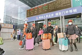 深圳首趟返岗免费专列抵达 为务工人员提供“出家门、上车门、进企门”一站式服务图片