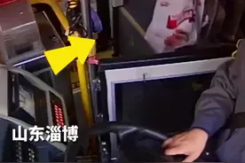 老人腿脚不便公交司机背她下车 司机：上了我的车就是自己家人！图片
