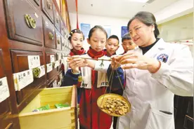 合肥小学生体验中医魅力图片