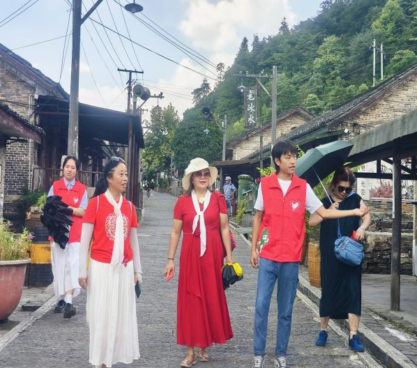 青春正当时|铜仁“小青椒”绘就旅游暖心画卷