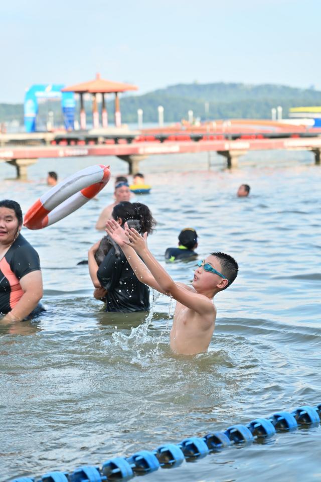 逐浪、纳凉，体验东湖夏日亲水盛宴