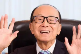 96岁李嘉诚罕见“现身”：向香港两所医学院捐肝癌治疗仪器，技术造福人类视频封面