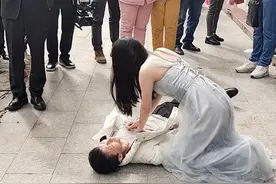 最美伴娘！衡阳婚宴上一男子晕倒伴娘跪地抢救，目击者：很勇敢！图片