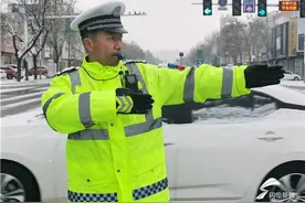 潍坊高密公安交警以雪为令 做好降雪天气道路疏堵保畅图片