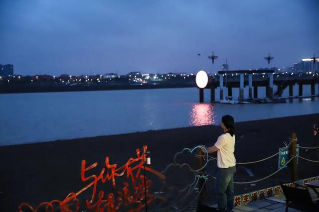 丰泽的夜，藏着江风与烟火的私语……