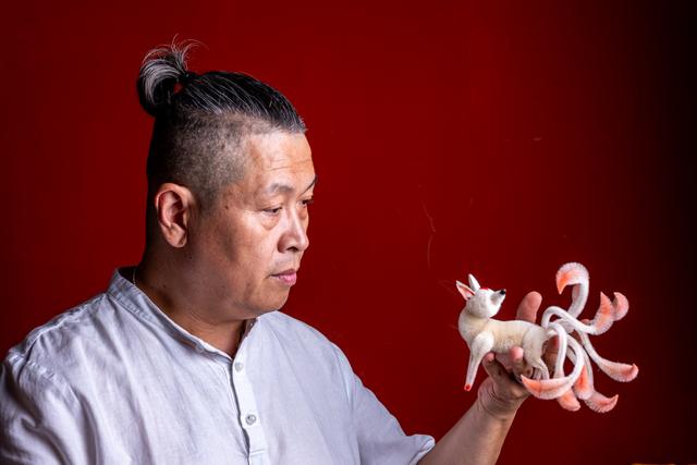 北京文化守护人｜蔡志伟：让绒花开进生活，下个目标是巴黎时装周