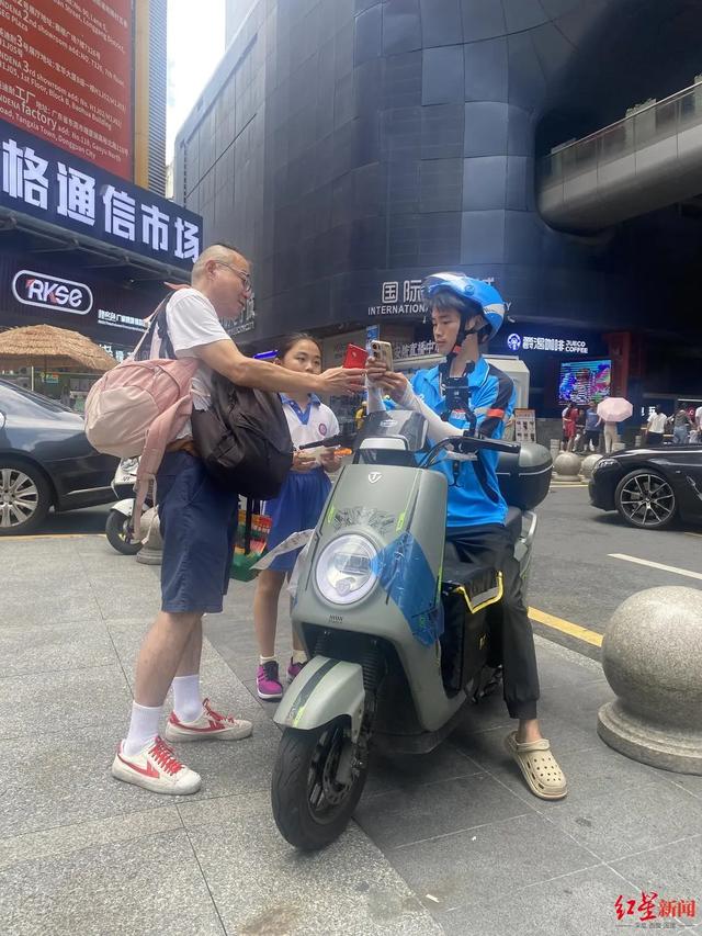 深圳华强北兴起小孩哥代送外卖潮，帮外卖员跑腿每单收费1、2元，有家长暑假带4个孩子送；有人称干了四五年，一天送500至600单