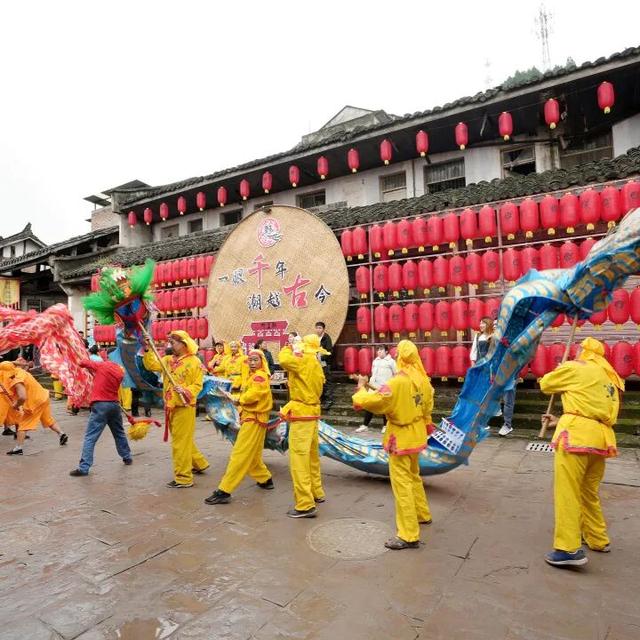 安逸四川 乐游绵阳 ‖ 郪江古镇：古榕听雨，崖墓谜光，邂逅千年王城遗韵