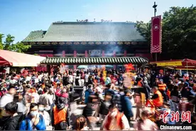 香港车公庙大年初三香火旺盛图片