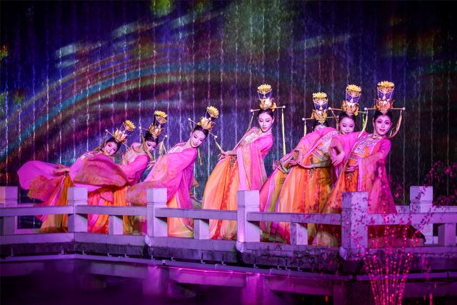 图集｜开封府夜游《南衙千秋月》启幕 光影幻戏点亮千年府衙夜经济
