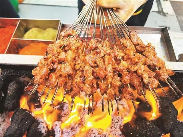 南宁×西宁夜市CP带你解锁 “南火西燃” 新玩法​