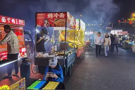 深读 | 烟火气与风险隐患并存 热闹“鬼市”不能野蛮生长图片