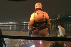 深夜水上“狂飙”翻艇 两男子漂流4小时获救图片