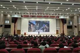 听退役师生讲从军故事，长江工院这场报告会座无虚席图片
