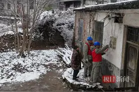 欢乐新春守护者|零下5℃向深山进发！湖北崇阳跑山电工雪中巡检图片