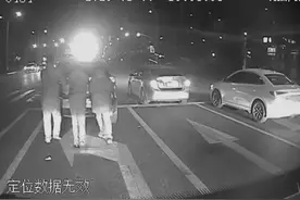 私家车抛锚车主吃力推车，济南热心“老师儿”仗义出手图片