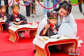 黑龙江哈尔滨：萌娃参加“开蒙礼”了解传统文化图片