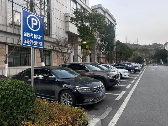 清镇市行政中心广场向市民开放！