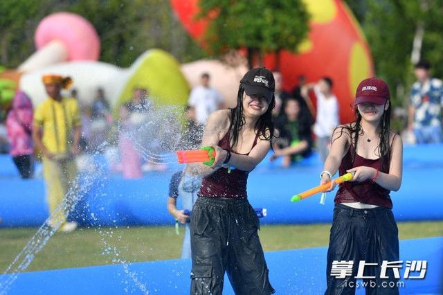 泼水节、火把节、特色美食……不用飞去云南，在长沙月亮岛上就能体验