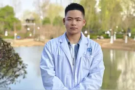 高铁上惊险一幕！乘客发病，医学生顶上图片