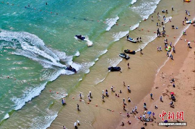 福建平潭海滨浴场引游人