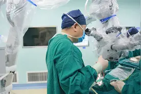 17岁少女反复头痛头晕，一查竟是脑肿瘤图片