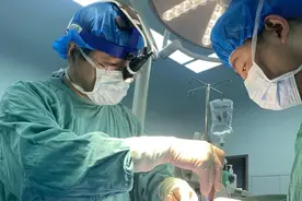 强强联手为“折叠人”矫形，青大附院硬核救治为患者开启“直立”人生图片