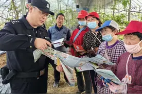 陕西铜川：民警反诈宣传送进果园图片