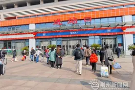 离别的车站：把祝福装进行囊 让远行的路不孤独图片