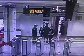秋日暖心事：车站守护走失儿童｜乘客身体不适，工作人员及时帮助图片