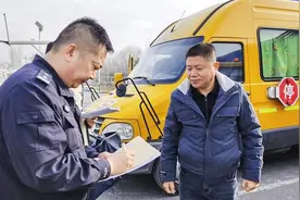 高新区（新市区）交警大队与幼儿园签署校车安全运营承诺书图片