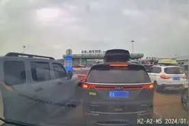 “奔驰加塞砸引擎盖”事件持续发酵，奇瑞车一方陷舆论漩涡图片