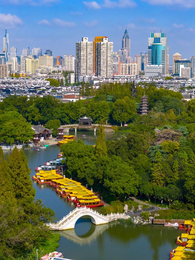 秋染金陵 山水城林入画来