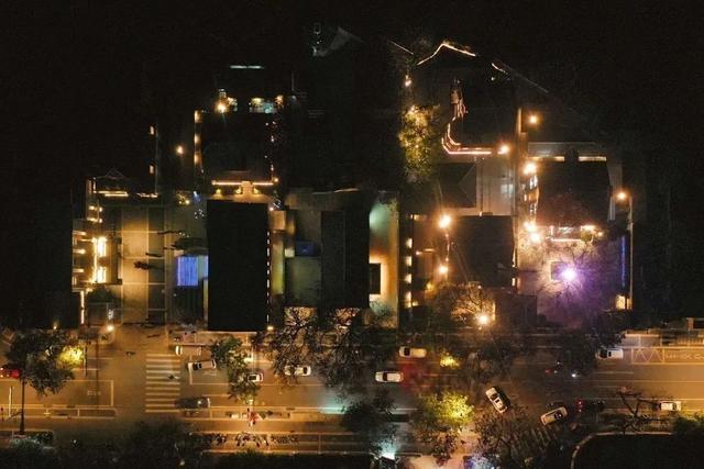 白天是南京，夜晚是金陵