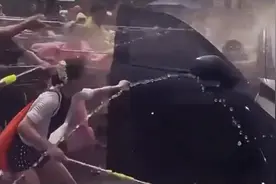 副总裁回应“泼水节理想车被外人语音解锁开门成泡水车”：乘客手动开的门图片