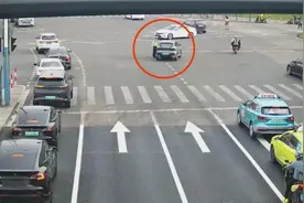 晚高峰路面惊现王炸车牌“老头乐”？交警拦下后发现人、车都有问题！图片