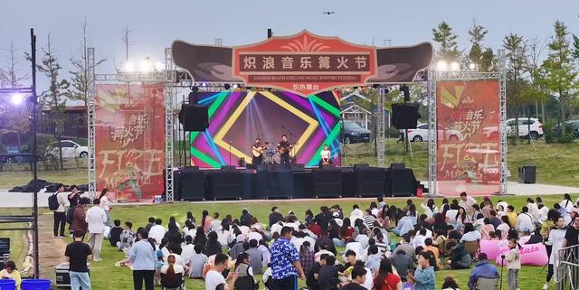 琴岛潮声·海风纪事丨“迷你” 啤酒节，“满分” 烟火气