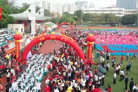 组图+视频 | 18岁青春正沸腾！海南华侨中学千名学子跨过成人门图片