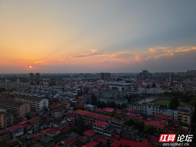 光影织梦，暮色赠你一场安乡小镇的温柔