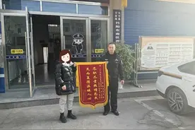 大竹公安：热心店主捡到7万元巨款，民警1小时找到失主图片