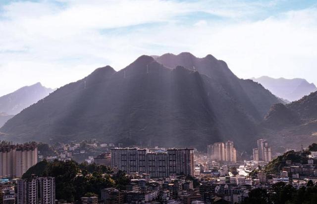 鹤峰：丁达尔光的山间暮色