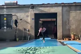 11岁女孩展示超强“功夫”，旋转跳跃玩转空翻，家属：爷爷教的，没专业训练过图片