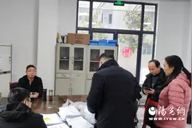 汉滨区物管中心：快速办结物业备案 推动化解办证难题图片