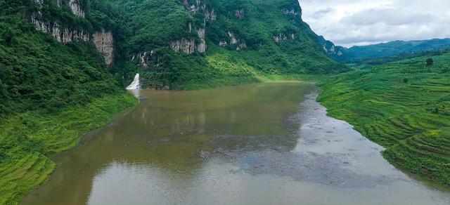 盘州新民：出水洞出水成瀑